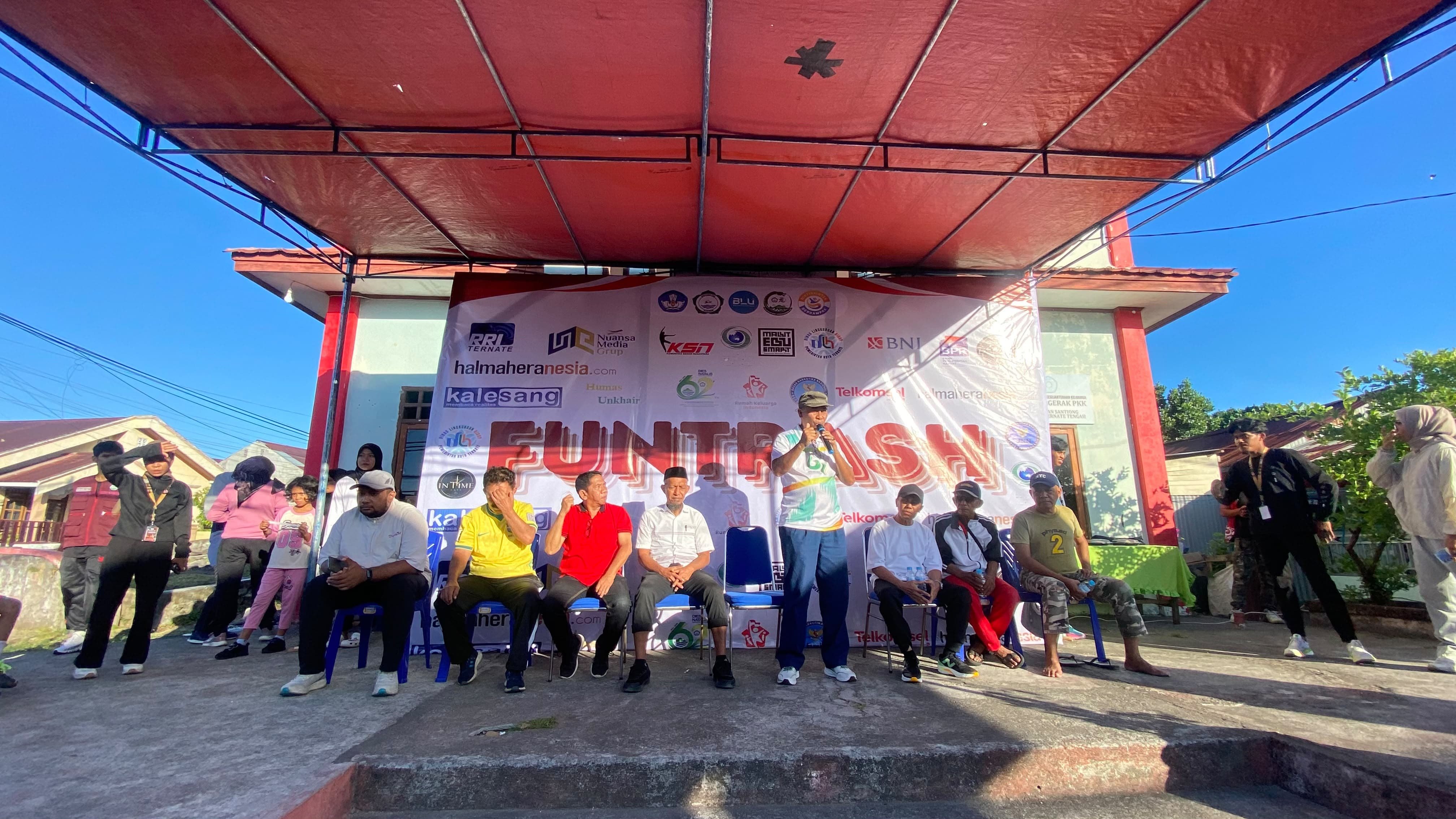 Mahasiswa KKN Unkhair Gelar Fun Trash di Santiong, Kampanyekan Pola Hidup Sehat