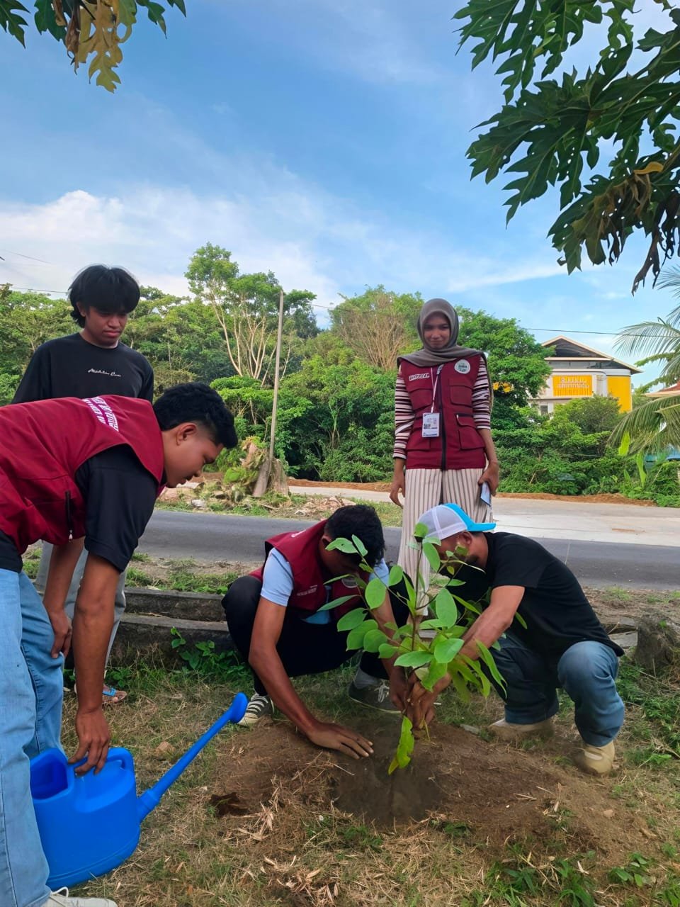 Tanam 25 Pohon Pala, Mahasiswa KKN Unkhair Merawat Lingkungan dan Warisan Rempah Malut
