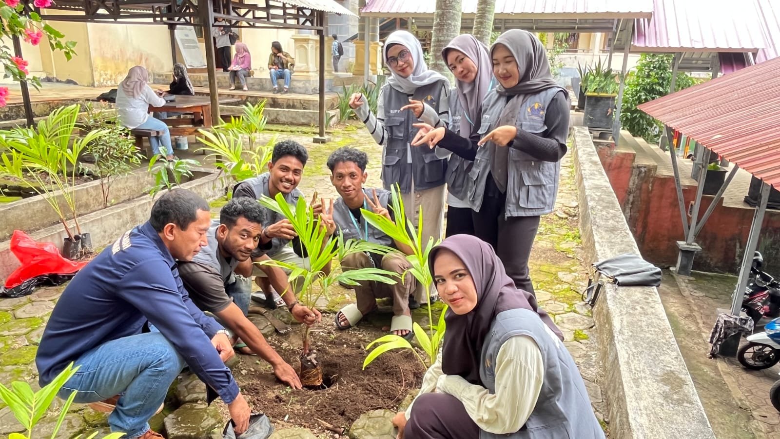 Dies Natalis ke-62 Unkhair, Mahasiswa KKN FIB Tanam 40 Pohon untuk Wujudkan Kampus Hijau Berkelanjutan