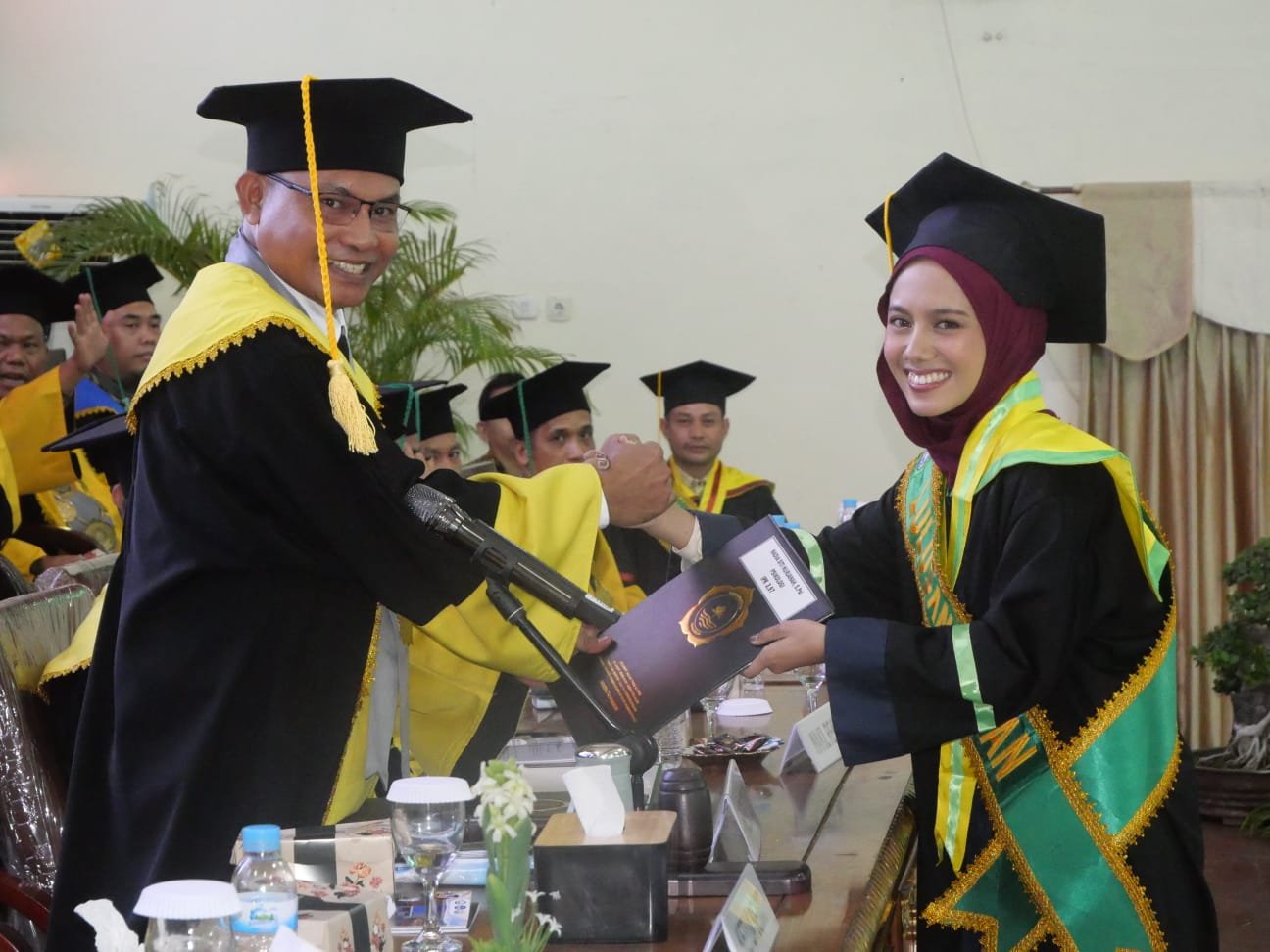 Anak Penjual Kacamata Keliling, Nadia Jadi Lulusan Terbaik Unkhair