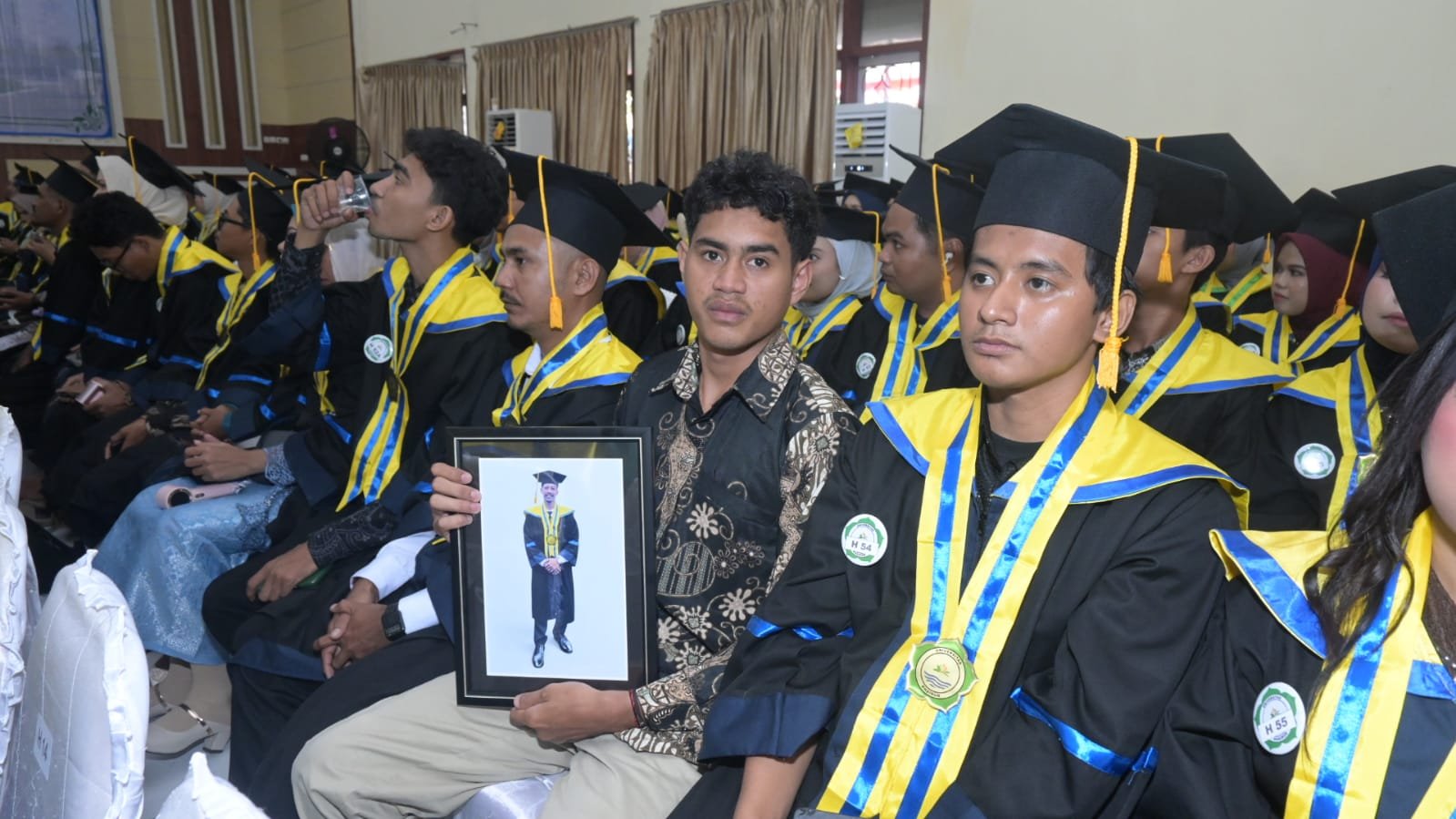 Momen Haru Adik Bawa Foto Wakili Kakaknya Wisuda di Unkhair