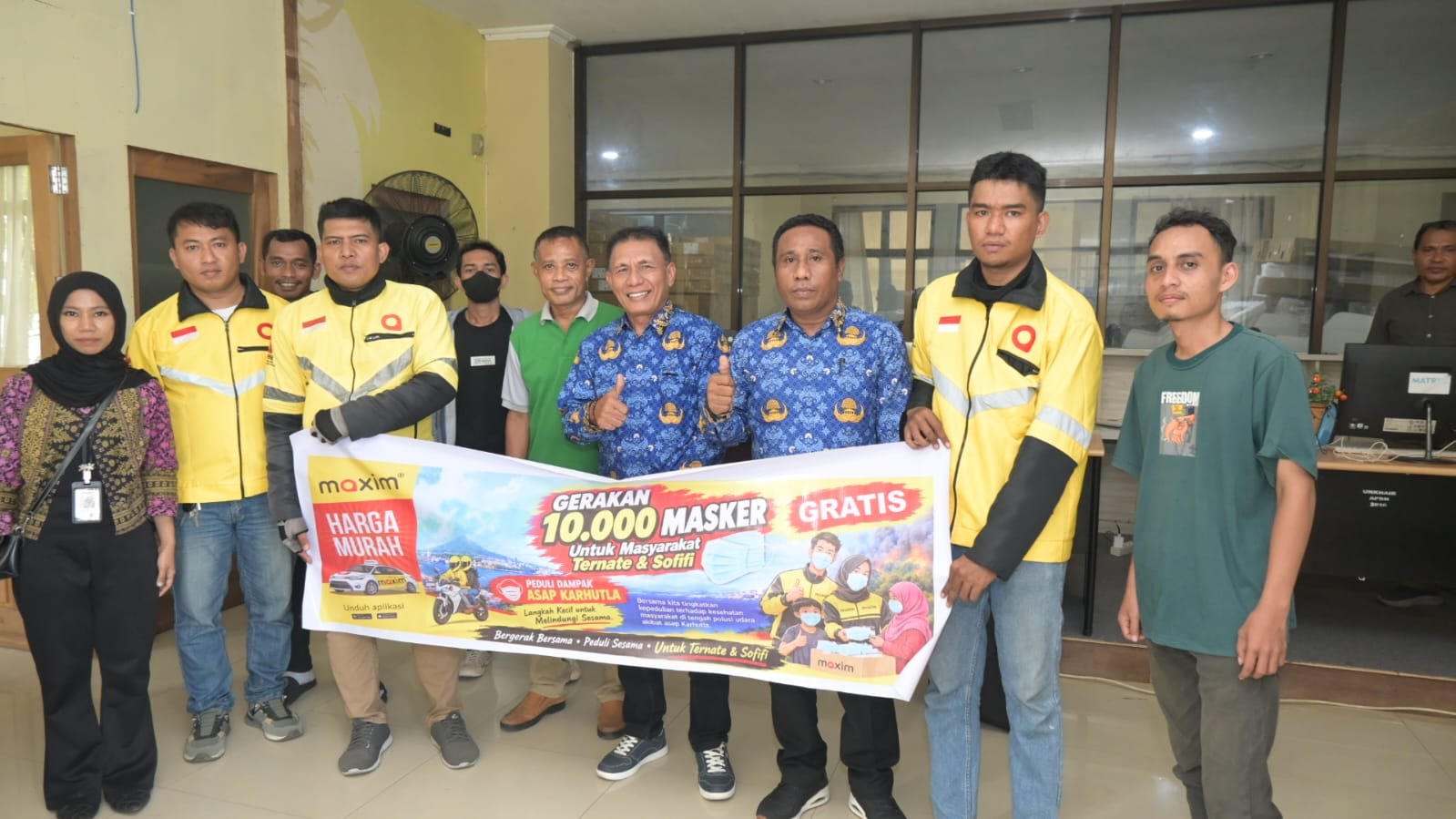 Asap Pekat Masih Selimuti Ternate, Maxim Bagikan 10.000 Masker di Unkhair