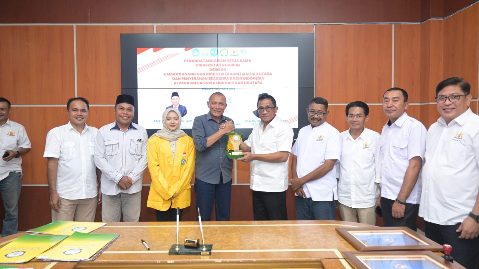 Jalin Kerja Sama, Kadin Malut Salurkan Beasiswa Mahasiswa Unkhair dan Unutara