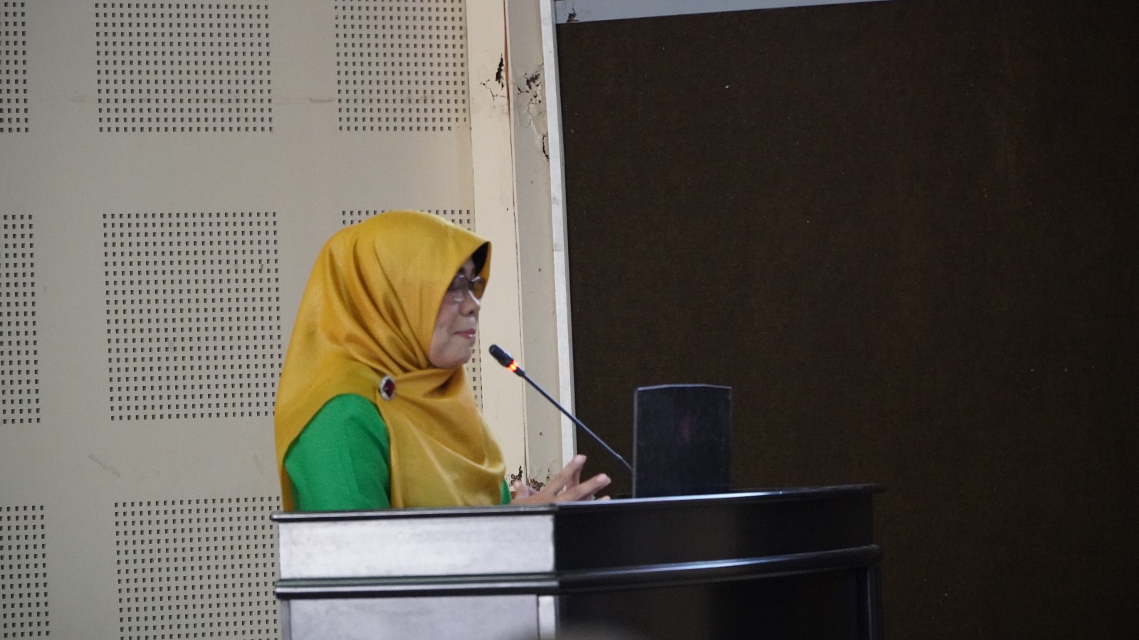 Dr. Roswita Aboe, S. P.d., MA Saat Promosi Doktor di Universitas Negeri Makassar (Istimewa) 